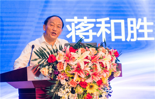 四川大學(xué)黨委委員、經(jīng)濟(jì)學(xué)院教授委員會主席、博導(dǎo)蔣和勝教授作了《當(dāng)前宏觀經(jīng)濟(jì)形勢與產(chǎn)業(yè)轉(zhuǎn)型升級》專題講座.jpg