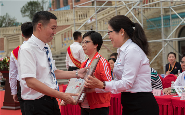 辜英智董事長為團(tuán)體一等獎?lì)C獎.jpg